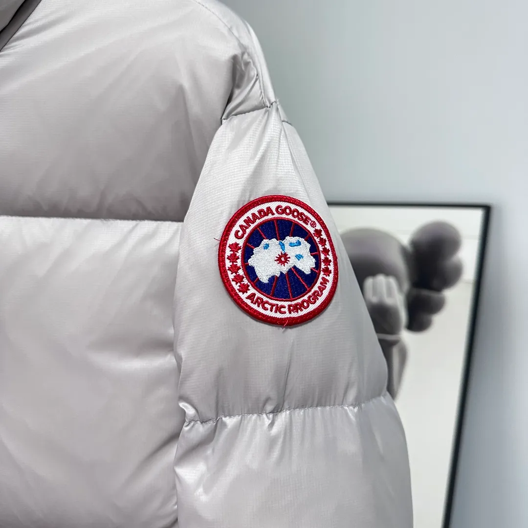 P780 Style number: Y112 𝗚𝗮𝗻𝗮𝗱𝗮 𝗚𝗼𝗼𝘀𝗲｜Canada Goose Cypress series women's short puff/down jacket Color: black, silver Size: XS, S, M, Customized original high-density waterproof recycled Feather-Light tear-resistant fabric, waterproof and windproof, light and fluffy. The interior adopts nylon double-layer sealing design! The interior is filled with 90% white duck down of the national standard, and the down content is as high as 350 grams. Fluffy, plump and soft to the touch.
